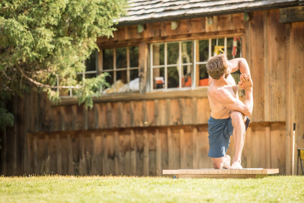 man practices lunge twist for gut health -yogatoday